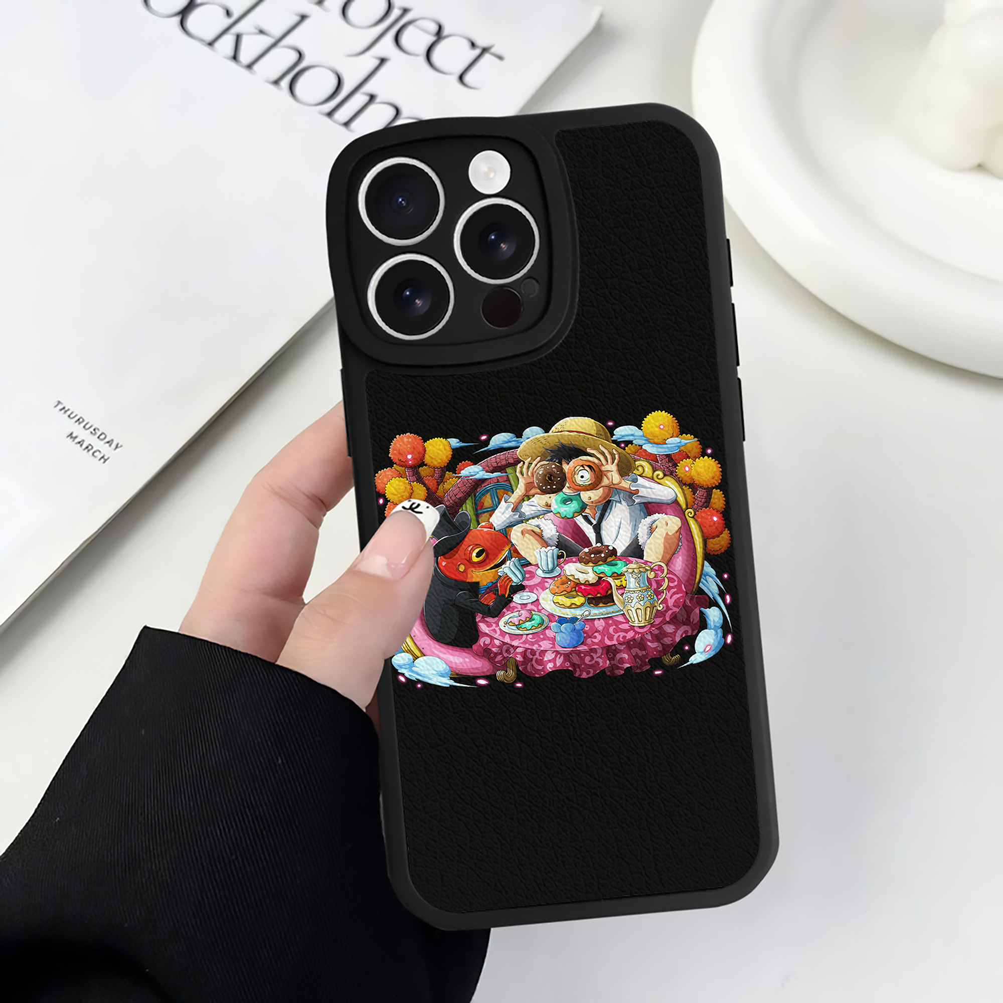 （画像用） ワンピース モンキー・D・ルフィ ONE PIECE Monkey D. Luffy 【iPhone 16シリーズ対応】シリコンスマホケース（レザー調） 材質：シリコン